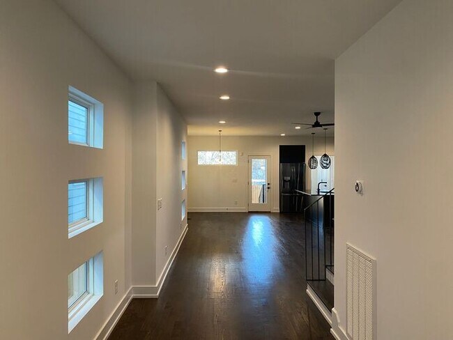 Foto del edificio - Brand New Modern Home for Rent - State of ...