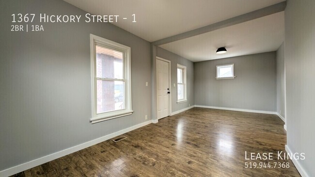 Building Photo - Refreshed 2 Bed 1 Bath Main Floor Unit on ...