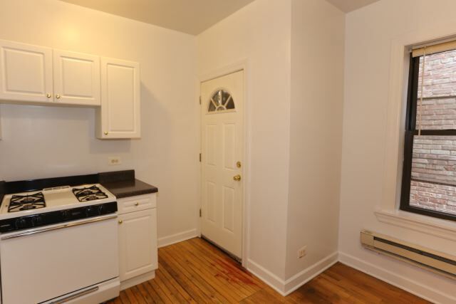 Foto del edificio - 3725.5 N Pine Grove Ave