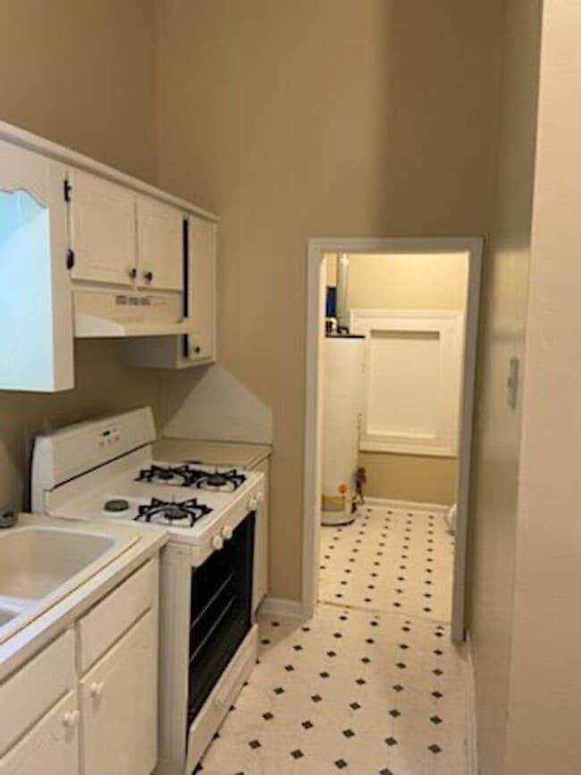 Building Photo - *UPCOMING*1 Bedroom / 1 Bathroom - Duplex ...