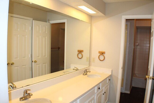 Building Photo - 13233 Fall Manor Dr