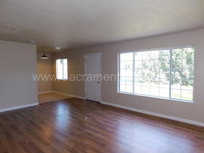 Foto del edificio - Updated 2bd/1ba Roseville Duplex near Oakm...