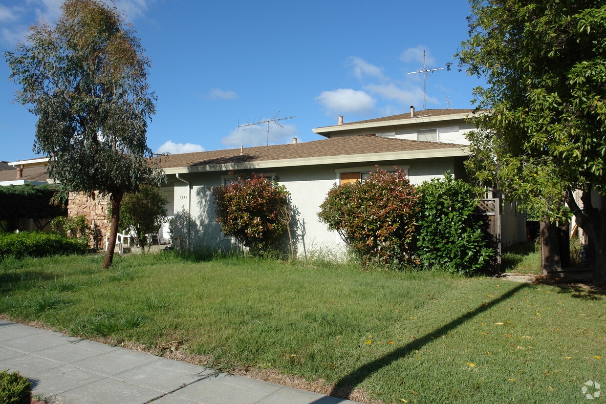 Primary Photo - 1319 Castlemont Ave