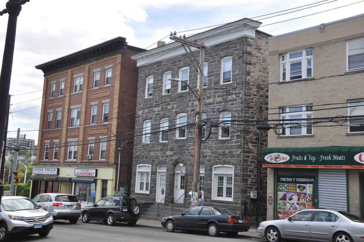 Primary Photo - 186 W Main St