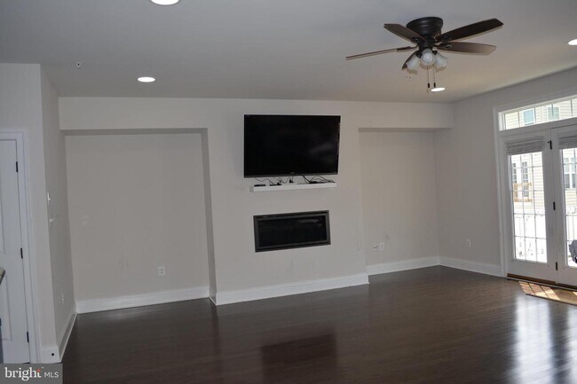 Foto del edificio - 847 Stonecliffe Rd