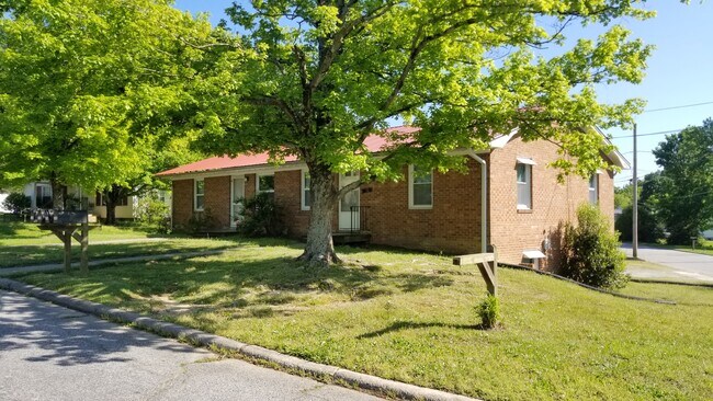 Foto del edificio - 303 Culbreth Ave