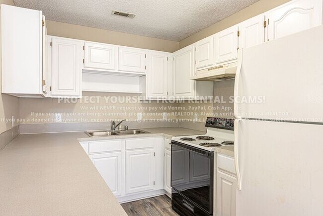 Foto del edificio - 3031 Essex Dr