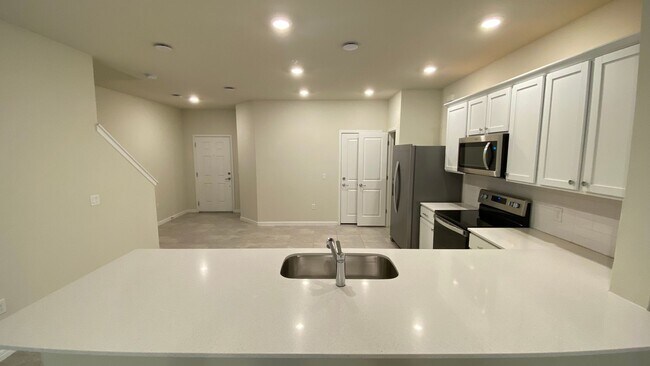 Building Photo - Move In Special! 3 Bedroom, 2.5 Bath Town ...