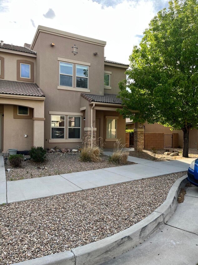 Foto principal - 10824 Fort Point Ln NE