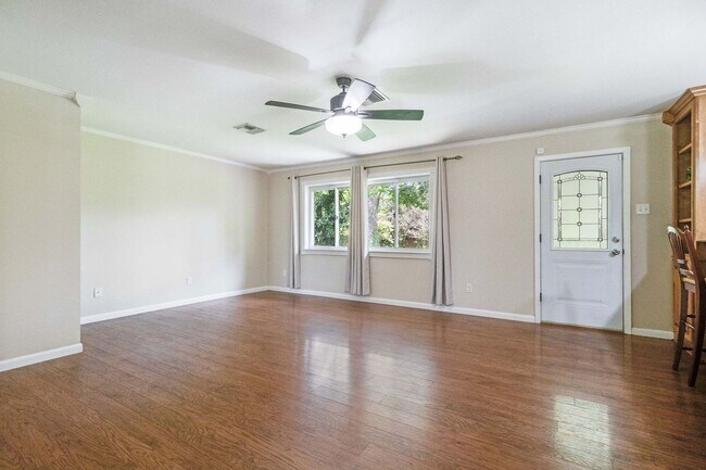Building Photo - Beautiful 3 bedroom, 2 bathroom home avail...