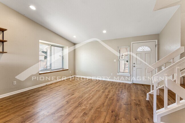Foto del edificio - Single Family Home with 2 Car Garage and C...