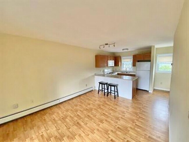 Building Photo - 2 Bedroom End Unit Condo Burlington