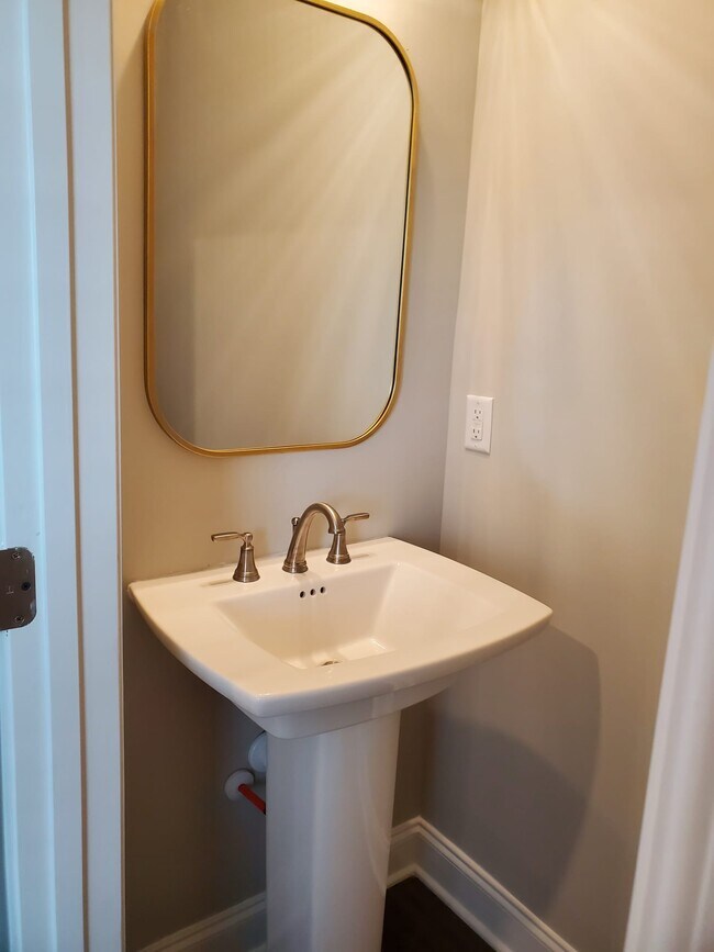 Powder Room - 555 Gresham Ln