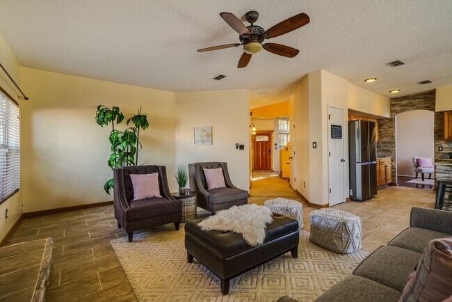 Foto del edificio - Large single family home on corner lot