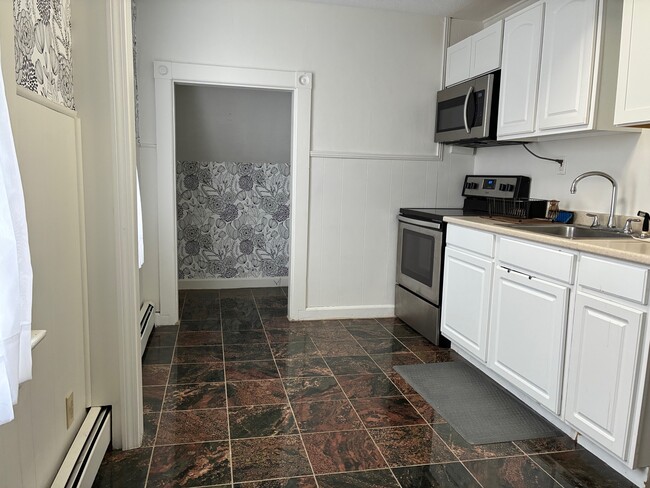 Building Photo - 102 Salem Turnpike