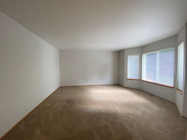 Building Photo - Single Story Duplex with Peekaboo Lake Views!