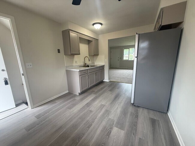 Foto del edificio - Two bedroom one bathroom apartment for rent
