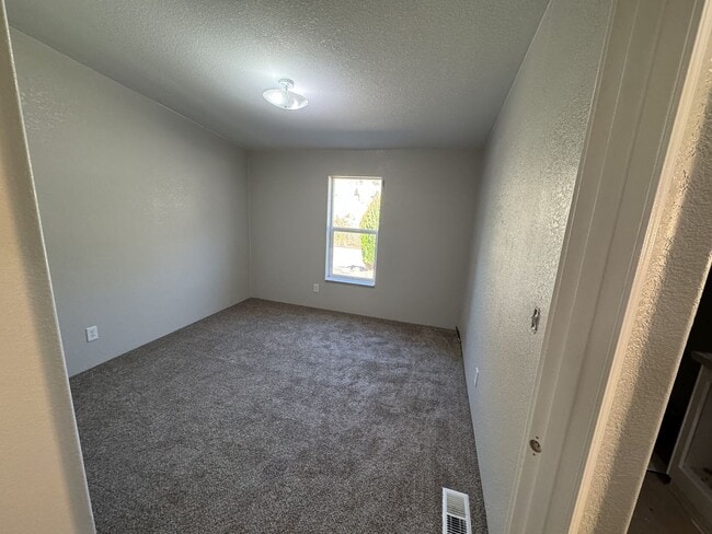 Building Photo - Riverfront 3BD/2BA Home