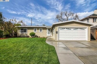 Building Photo - 623 Pineview Dr
