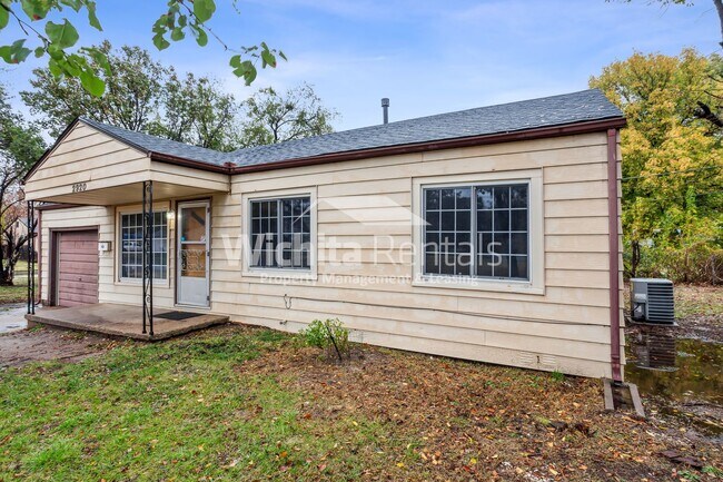 Foto del edificio - 3 BD/1 BA home near Friends University!