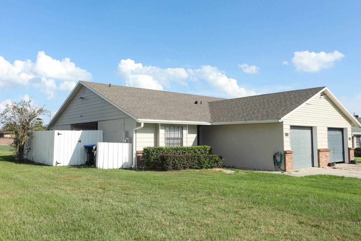 Primary Photo - Villas At Pine Hills