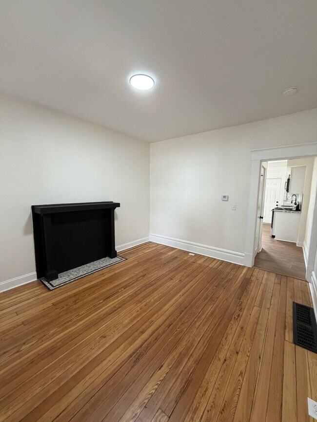 Building Photo - 2 Bed / 2 Bath with Private Garage & Fenced Yard