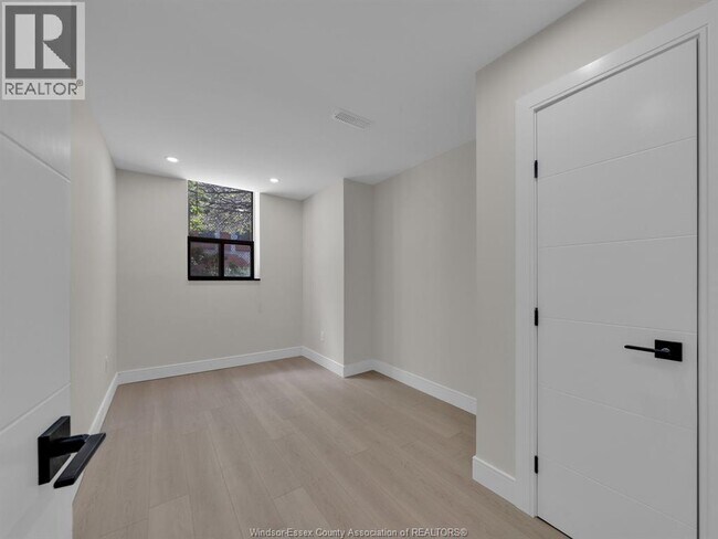 Photo du bâtiment - 3177 Riverside Dr E