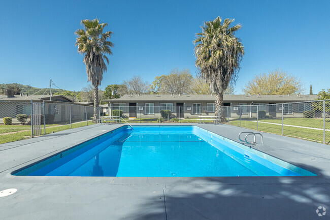 Piscina - Alamo Garden Apartments - Income Restrictions