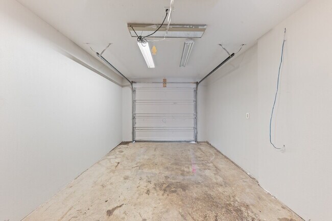 Foto del edificio - Spacious Townhome 3 Bedrooms plus office!