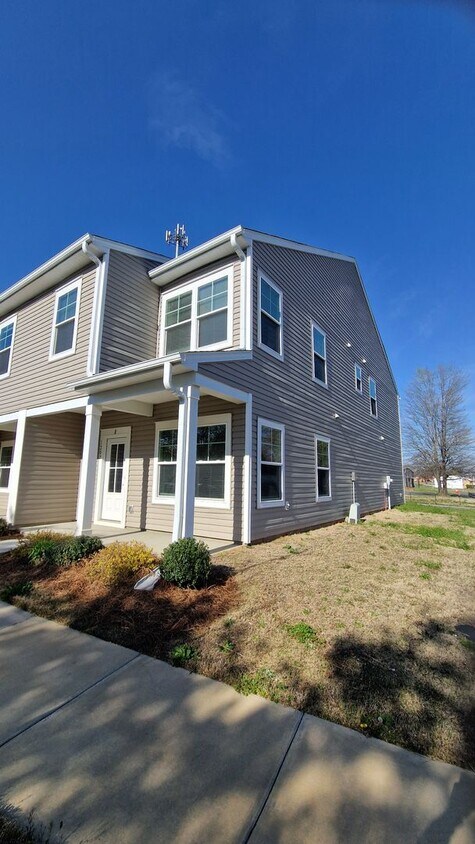 Building Photo - Brand New End-Unit Townhome | 3 BR/2.5BA | 1-Car Garage | Near Downtown Mooresville