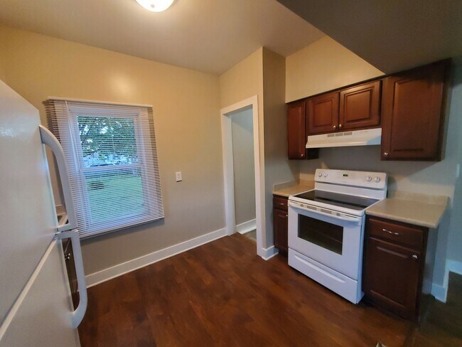 Building Photo - 2 Bedroom, 1 Bathroom home with front porc...