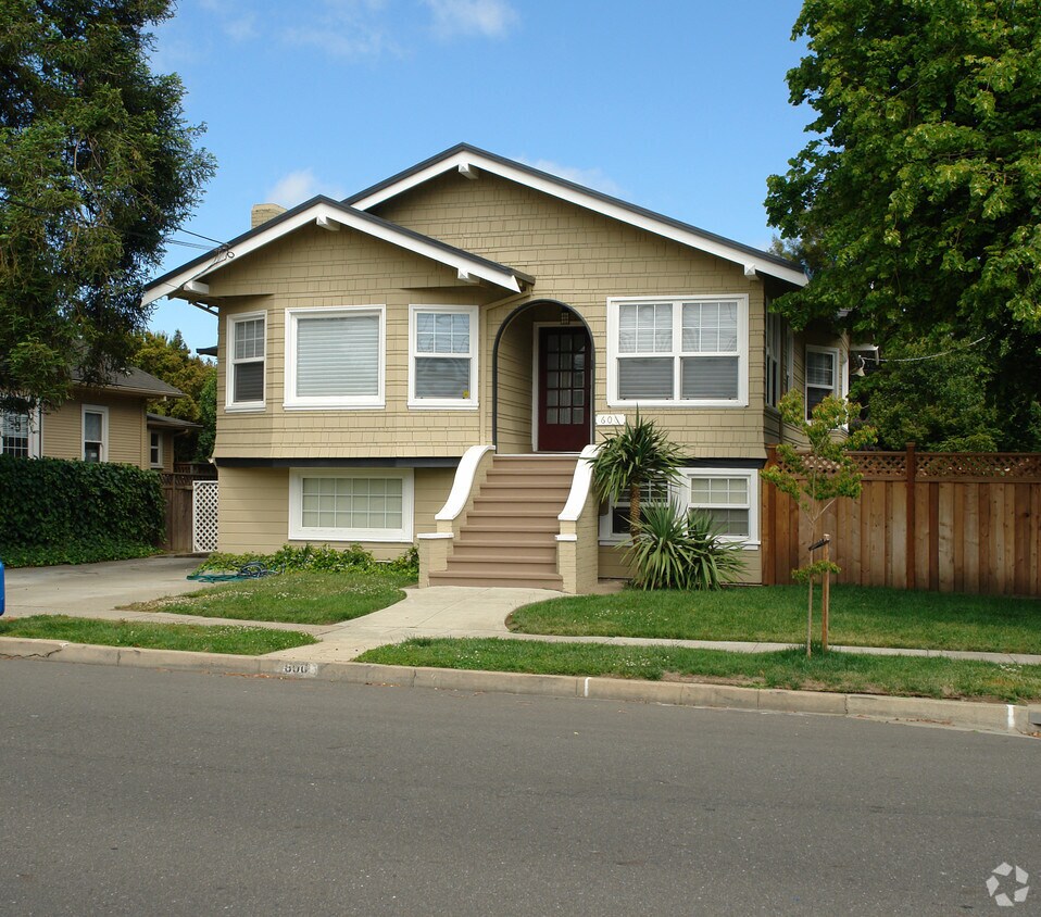 Building Photo - 600 Bayswater Ave