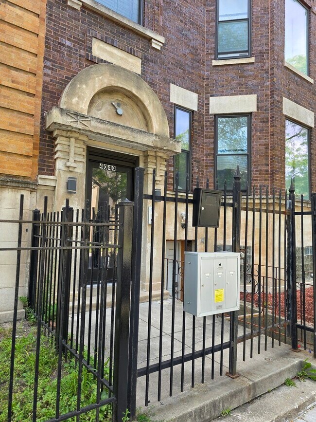 Building Photo - 4040 S Calumet Ave