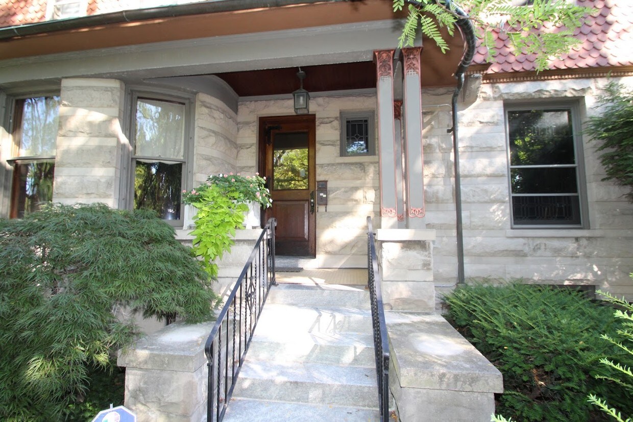 Primary Photo - 875 East Ave