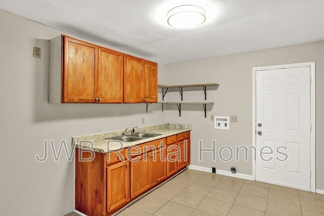 Building Photo - 2310 Palafox St