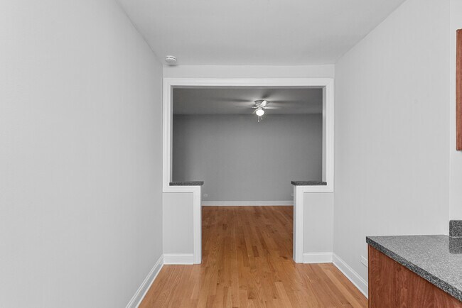 Foto del edificio - 3726 N Pine Grove Ave