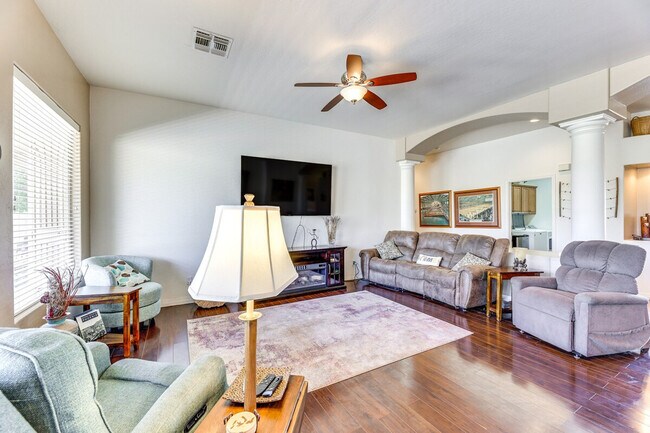 Foto del edificio - 1425 N Harper Cir