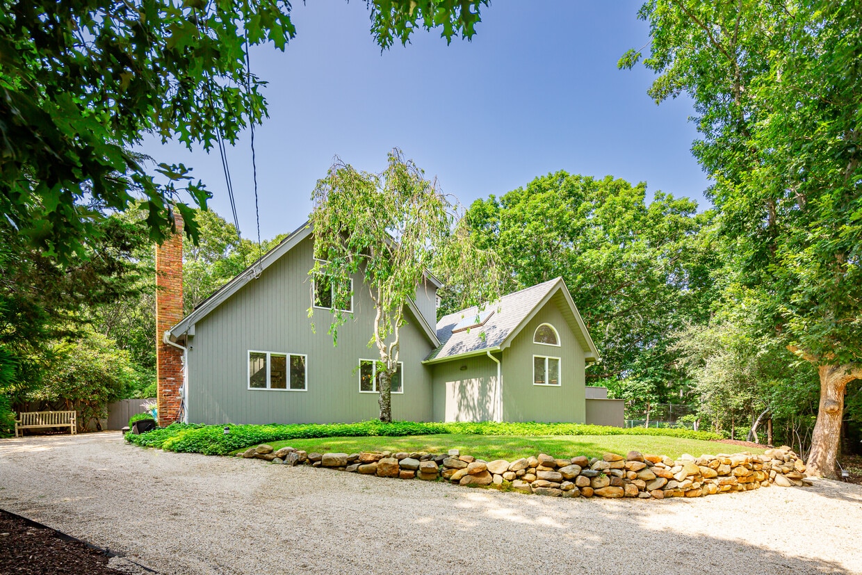Primary Photo - 6 Pond Ln