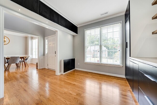 Building Photo - Available 3/15/24 - Furnished short term f...