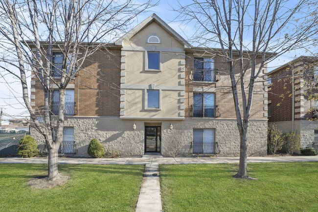Building Photo - 3423 Ridgeland Ave
