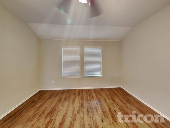 Building Photo - 3025 Iris Dr