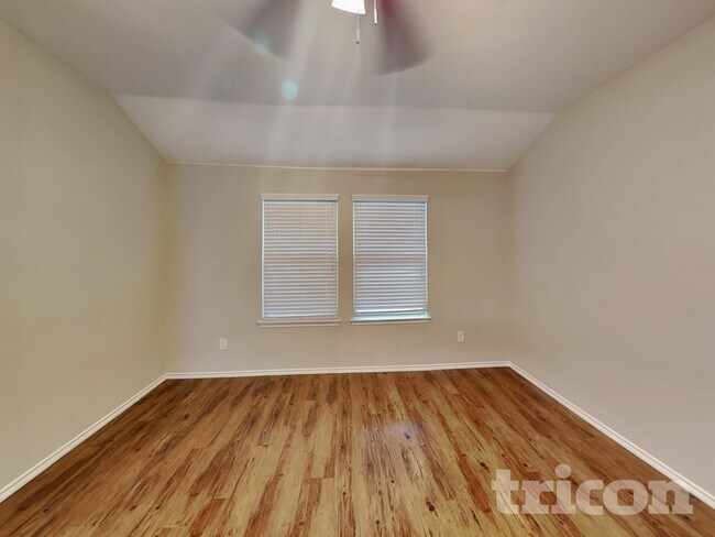 Foto del edificio - 3025 Iris Dr