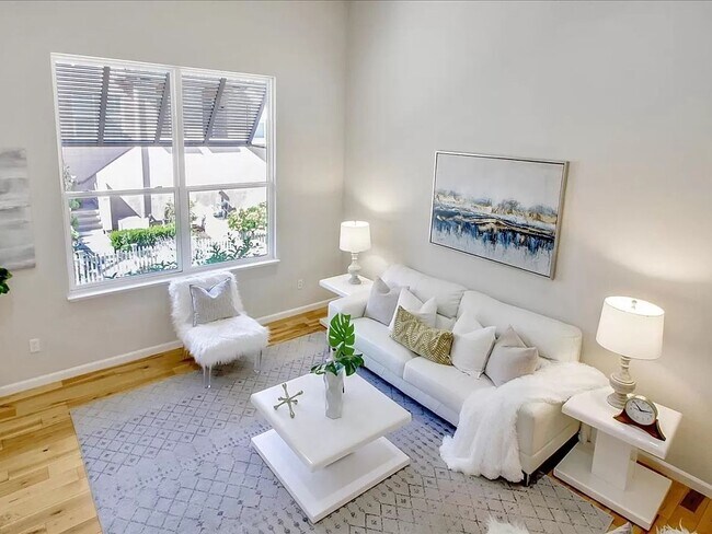 Foto del edificio - 3 Bedroom Townhome in San Jose Rose Garden...