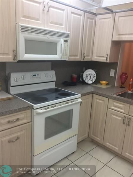 Building Photo - 3955 N Nob Hill Rd