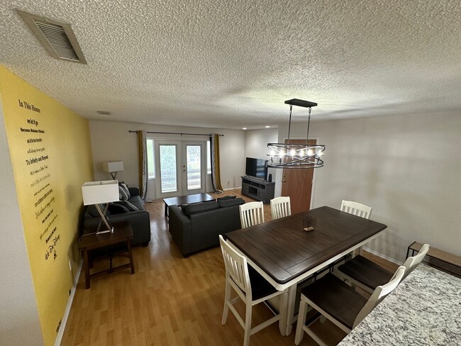 Building Photo - Fully Furnished 2/2 Condo!
