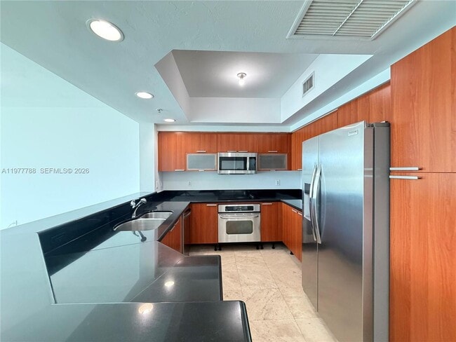 Foto del edificio - 15051 Royal Oaks Ln