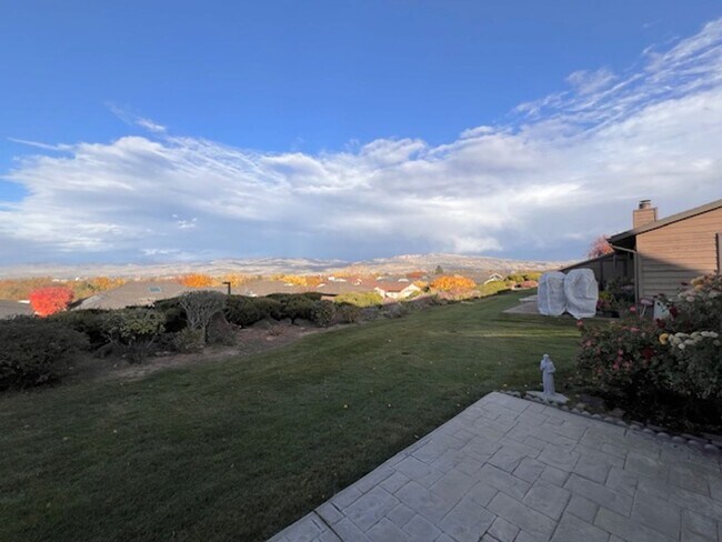 Foto del edificio - Furnished 4 Bed 3 Bath Patio Home with Stu...