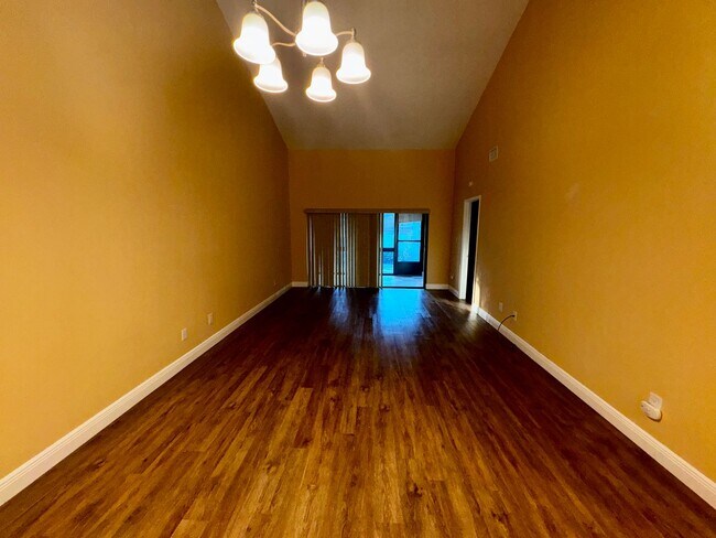 Building Photo - 2 Bedroom one story Fern Park Townhome wit...
