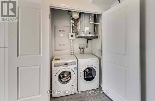 Building Photo - 1900 Simcoe St N