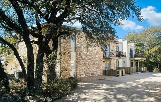 Foto del edificio - 1008 Clayton Nolen Dr